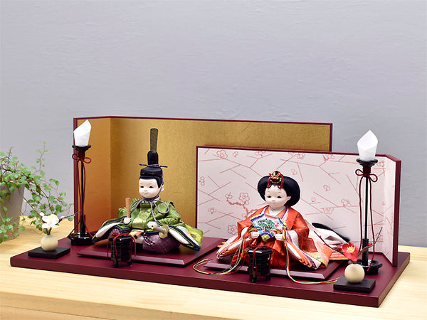 真多呂人形（雛人形）です。お飾り台、屏風付きで、比較的美麗75cm